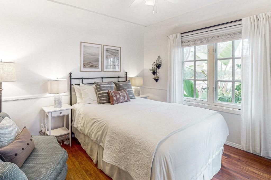 En eller flere senge i et værelse på East Beach Retreats