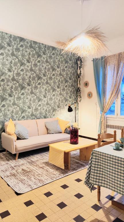 un salon avec un canapé et une table dans l'établissement Le Petit Catalan, à Marseille