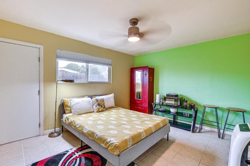 1 dormitorio con cama y pared verde en Cozy Chula Vista Studio 12 Mi to San Diego!, en Chula Vista