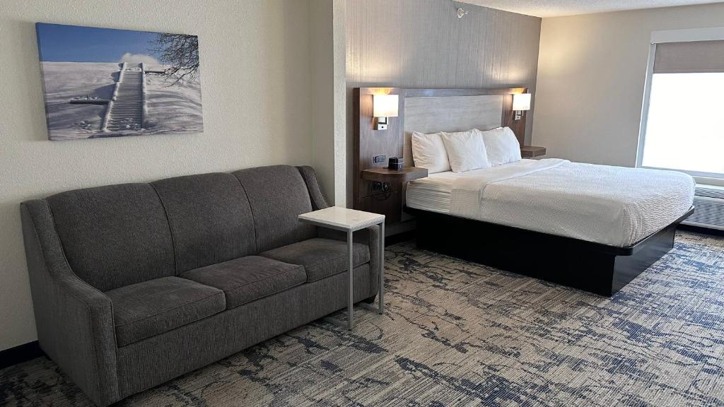 La Quinta by Wyndham Milwaukee SW New Berlin photo