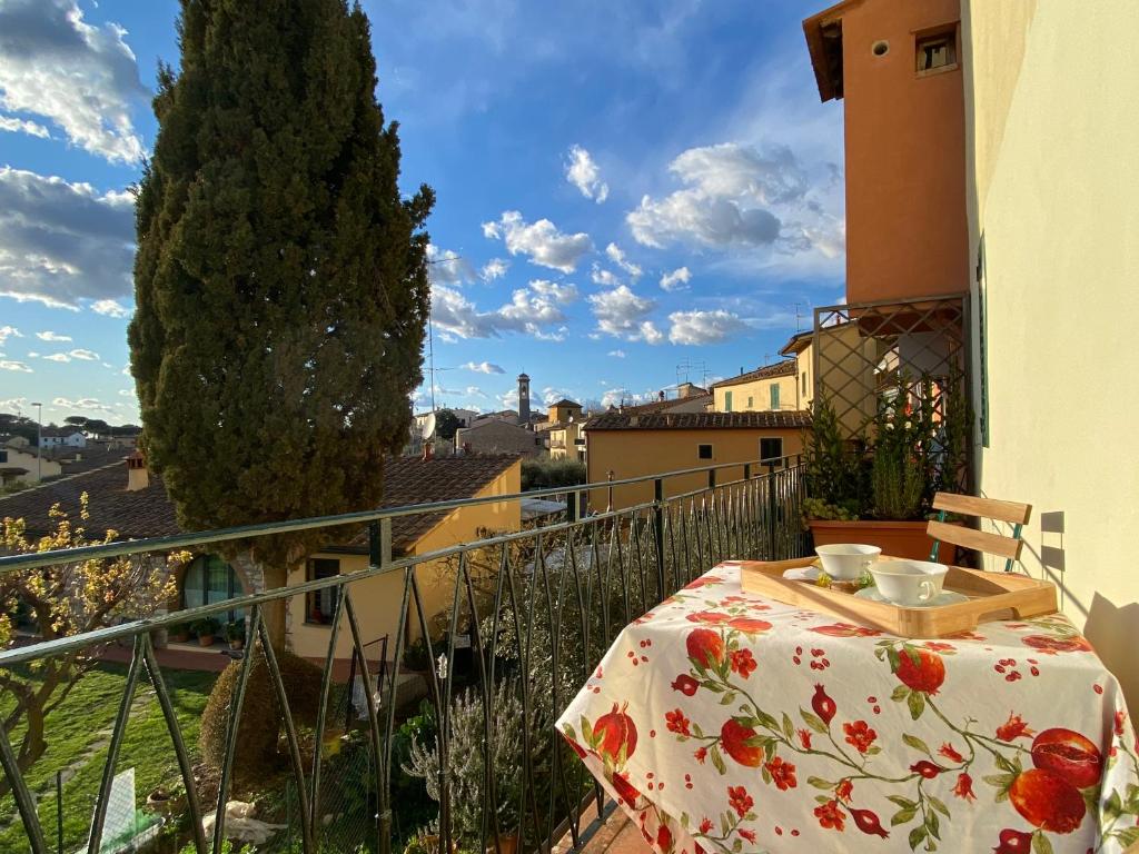 uma mesa numa varanda com vista em Il Cipresso Toscano Fibra e comfort nel cuore del Chianti Cozy flat in the heart of Chianti Smart working! em Mercatale Val Di Pesa