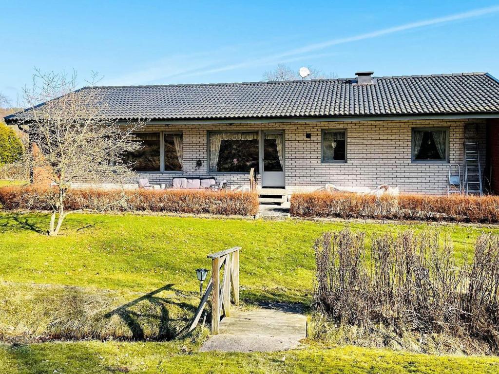 una casa con una valla delante de ella en Holiday home Svanesund VI en Svanesund