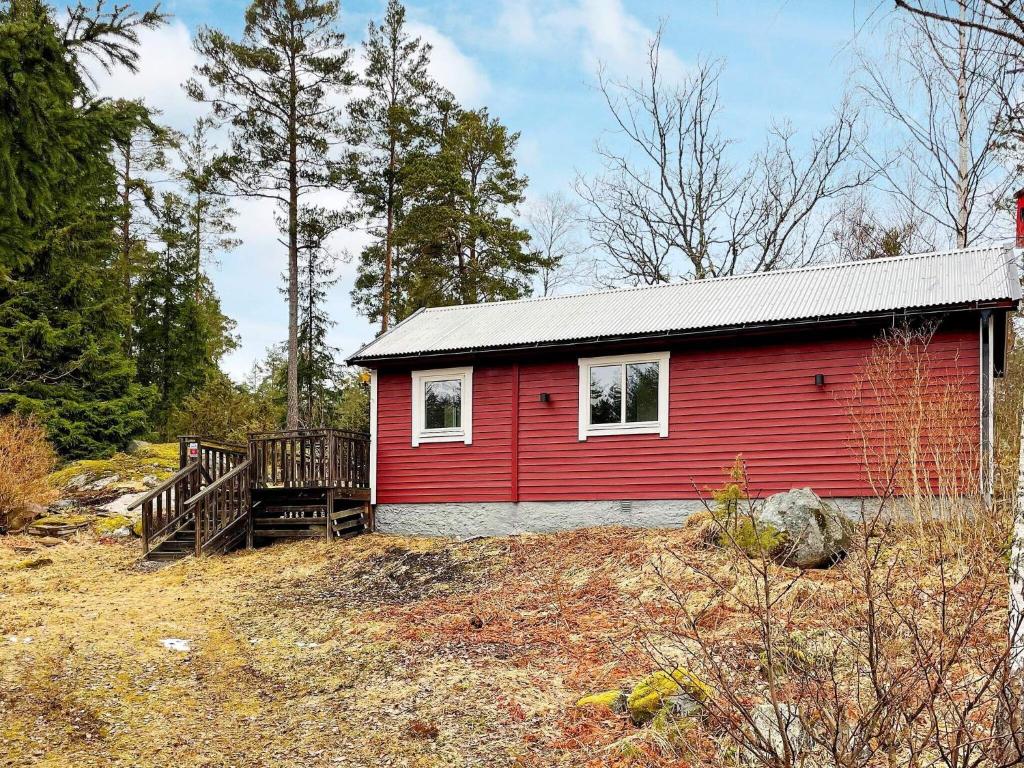 una casa roja en medio de un campo en Holiday home Norrtälje IV en Norrtälje