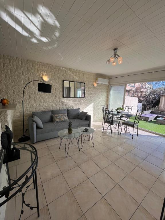 ein Wohnzimmer mit einem Sofa und einem Tisch in der Unterkunft Ti kaz'la in Martigues