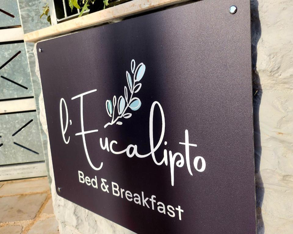 un cartel para un restaurante bed and breakfast en B&B l'Eucalipto, en Martina Franca