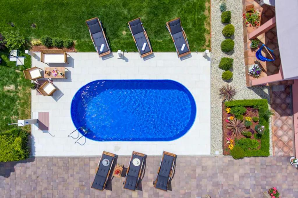 uma vista superior de uma piscina num quintal em Apartman za dvoje u villi, privatni wellness, privatni bazen em Črnec Biškupečki