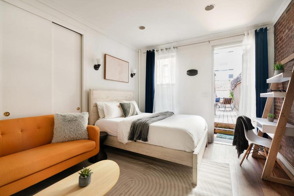 - une chambre avec un lit et un canapé dans l'établissement 24-4 New Private Terrace W D Apt Prime Gramercy, à New York