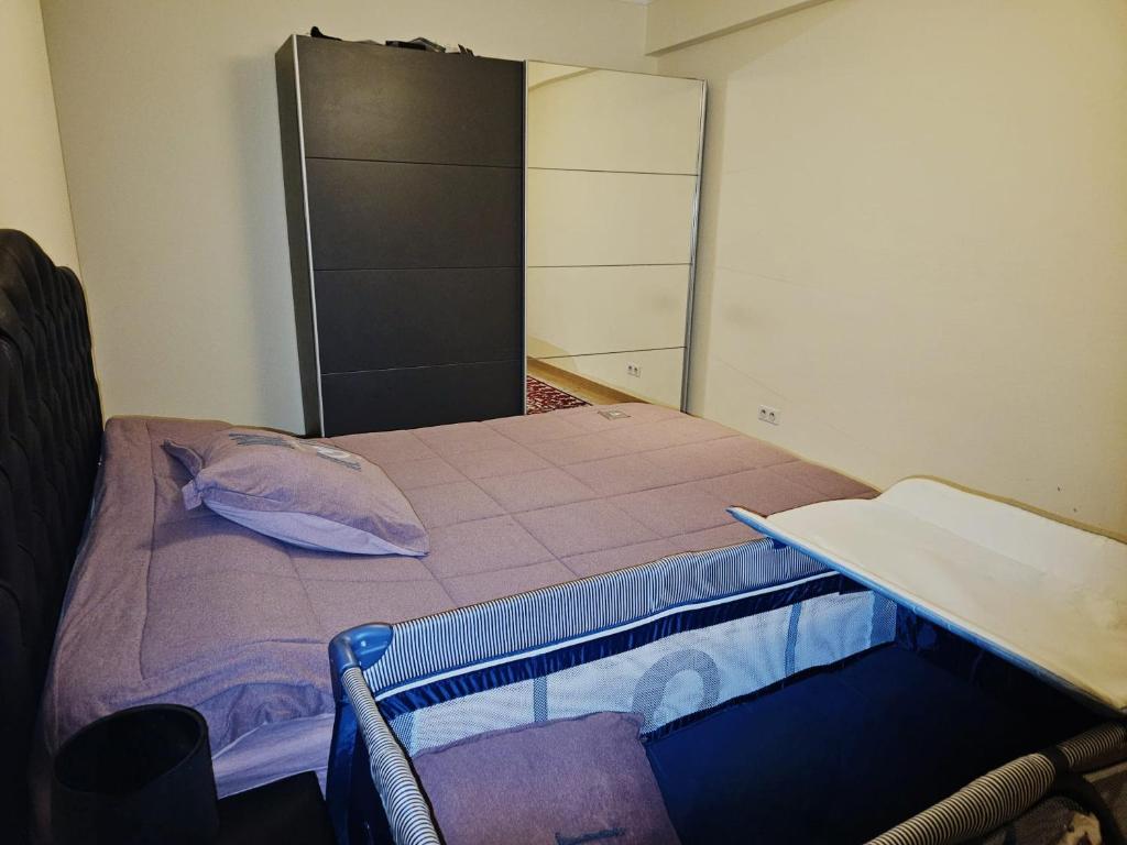 Cette petite chambre comprend un lit et une armoire. dans l'établissement Luxurious, à Bruxelles