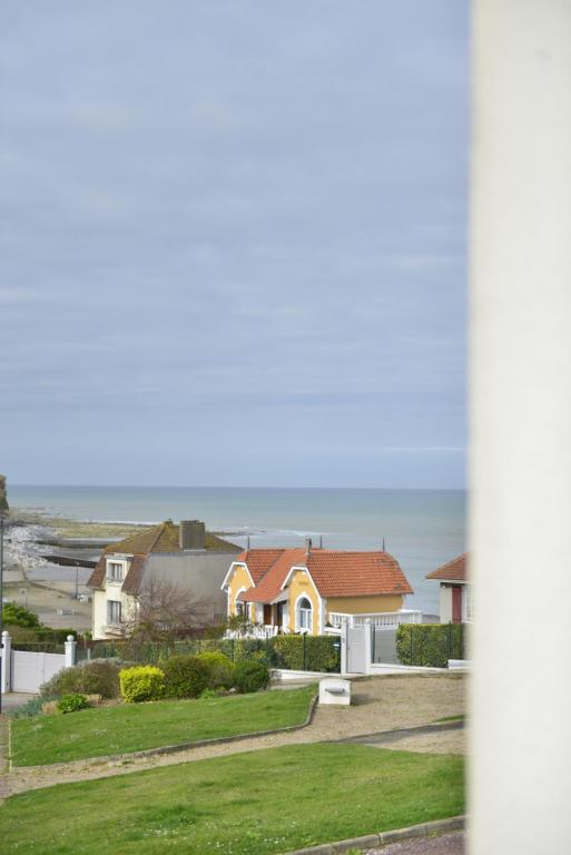 a row of houses with the ocean in the background at La Perle Marine superbe vue mer terrasse 30m2 in Criel-sur-Mer