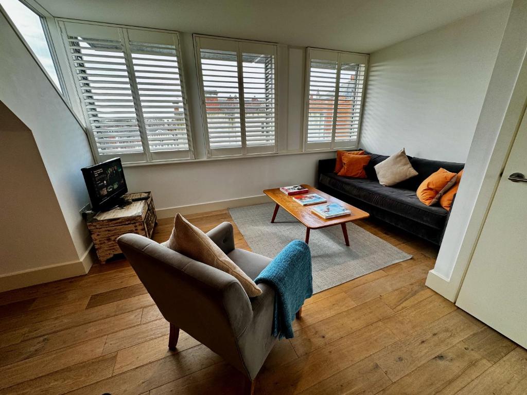 un soggiorno con divano e tavolo di Spacious 1 Bed Flat in London a Londra
