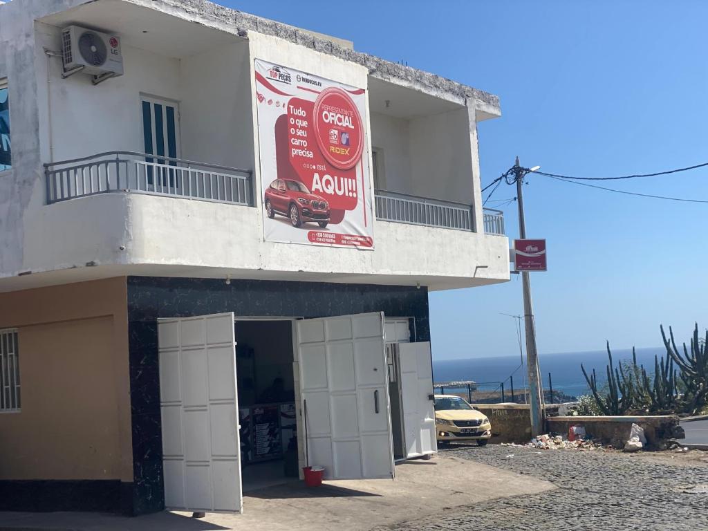 un edificio con un cartel en el costado en Infinito House 24 en Praia