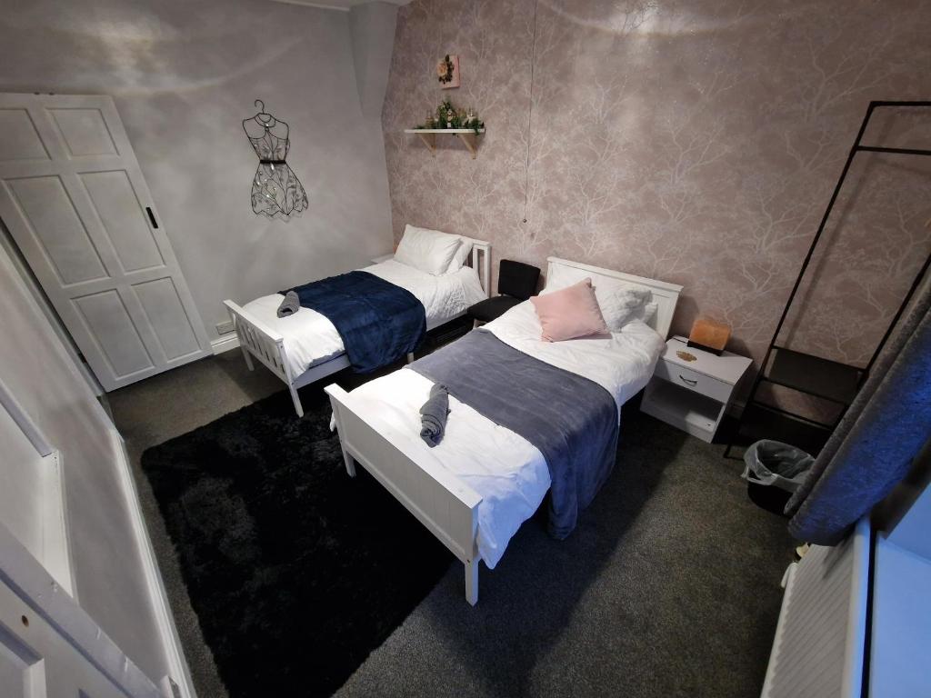 Postel nebo postele na pokoji v ubytování 4 bed charming, Family-friendly cottage 1694