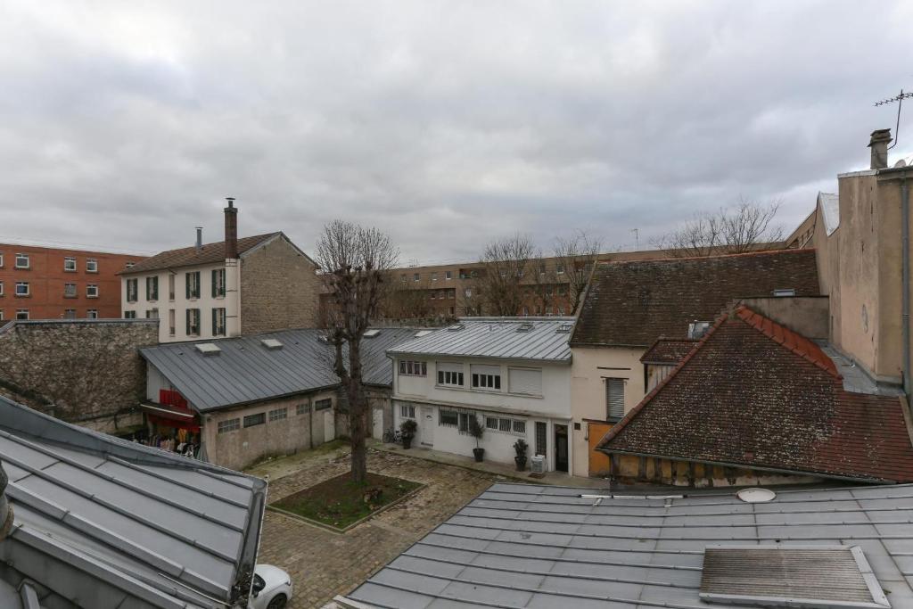 uma vista aérea de uma cidade com edifícios e telhados em Pleasant studio in hypercenter em Saint-Denis