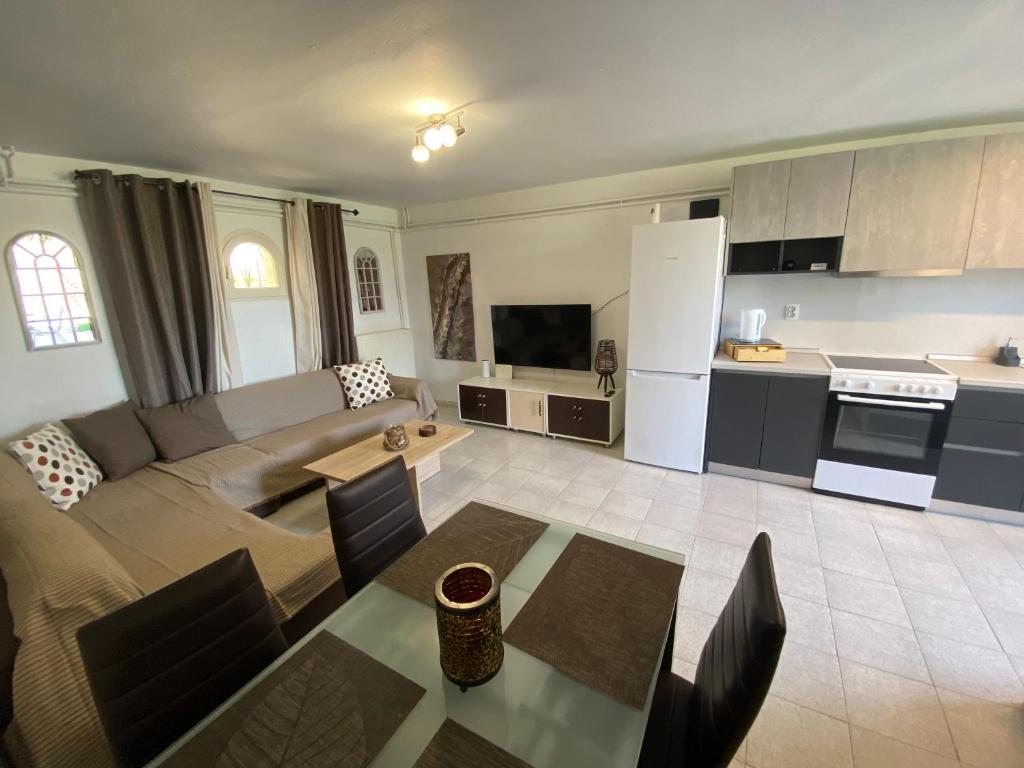 Kuchyň nebo kuchyňský kout v ubytování Spacius Garden flat ,1km from the beach , Sleeps 5 ,by likeyourhome