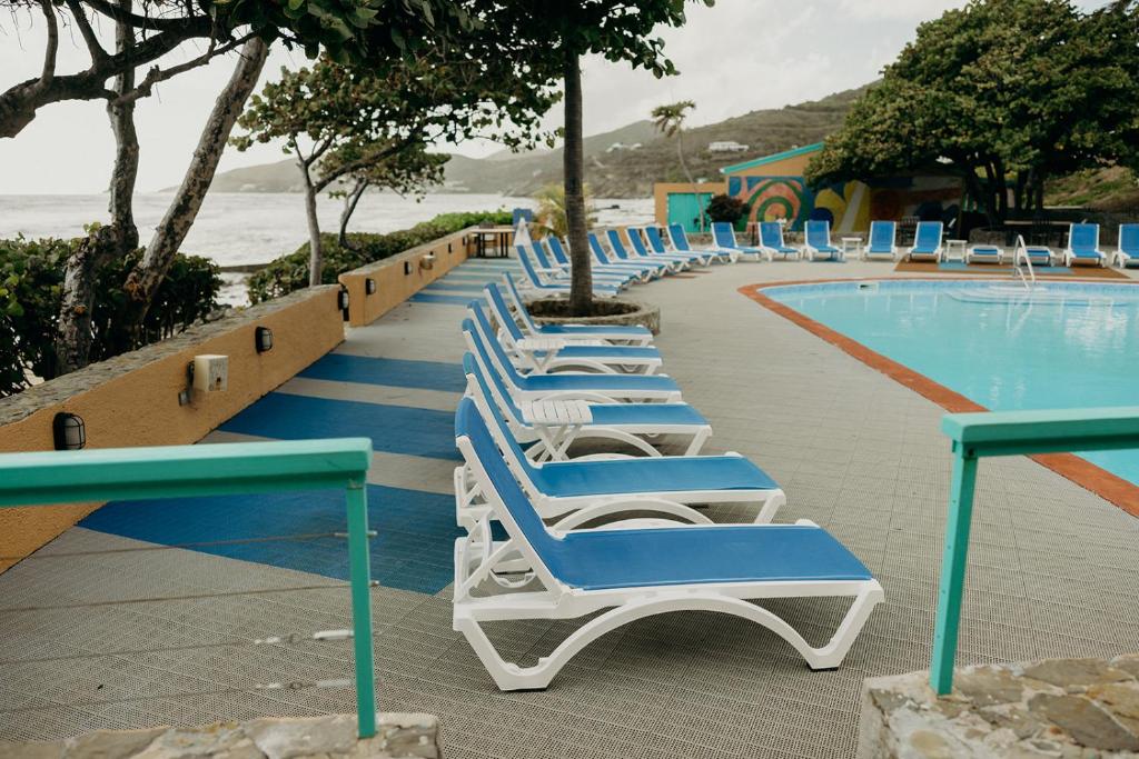 Bazén v ubytování Grapetree Bay Hotel and Villas nebo v jeho okolí