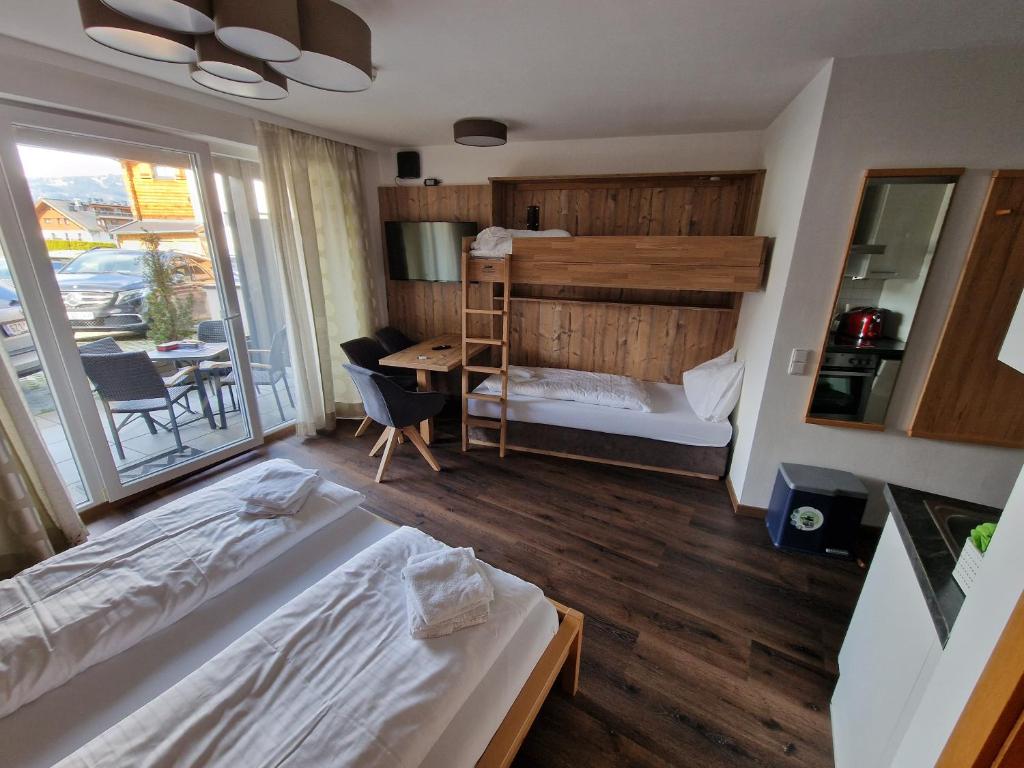 sypialnia z łóżkiem piętrowym i biurkiem w obiekcie Adler Kaprun, Golf 'n' Ski and Mountain Biking. w Kaprunie