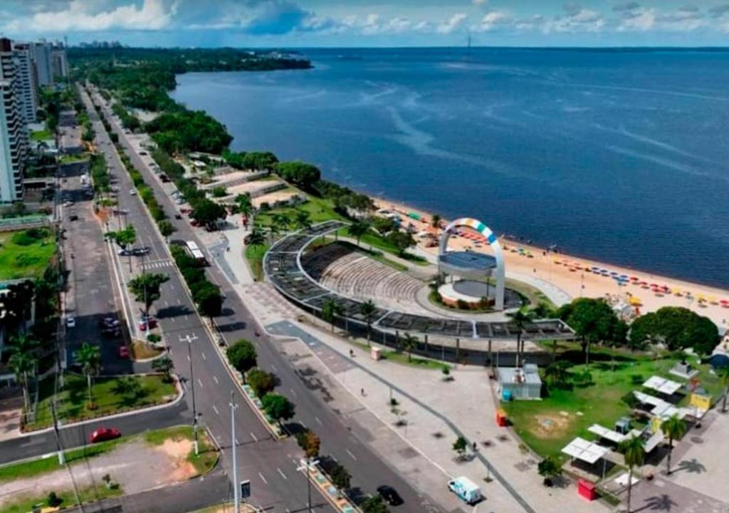 una vista aerea su una spiaggia e sull'oceano di Solo Nunes a Manaus