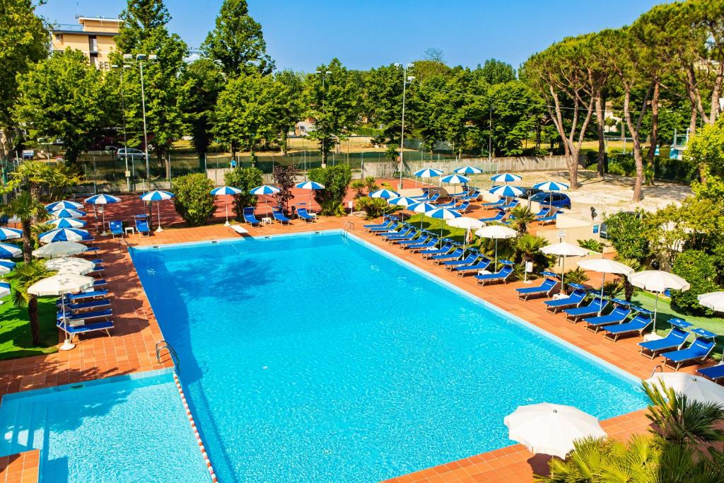 Bazén v ubytování Hotel Ambasciatori nebo v jeho okolí