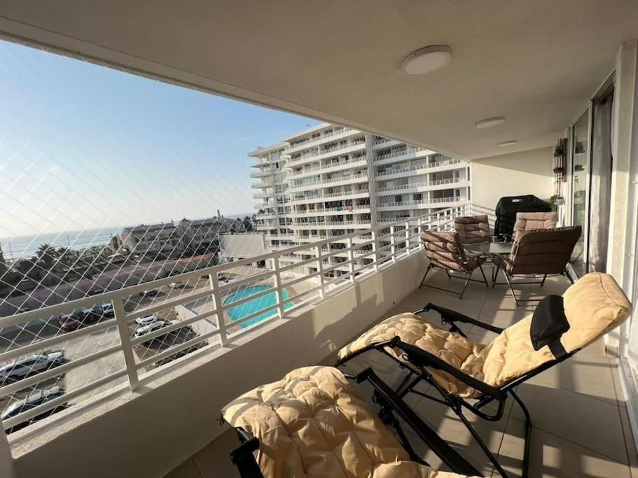 een balkon met stoelen en uitzicht op de oceaan bij Depto Condominio Costa Pacifico in La Serena