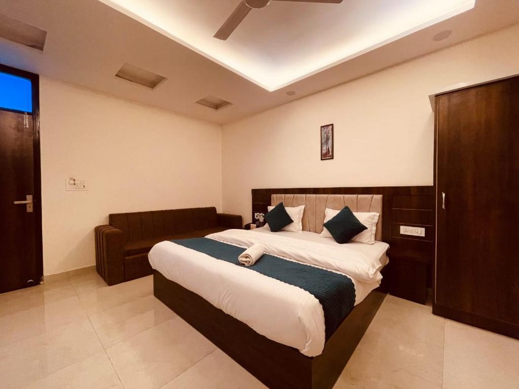 sypialnia z dużym łóżkiem w pokoju w obiekcie The Ganga Breeze Haridwar w mieście Haridwar