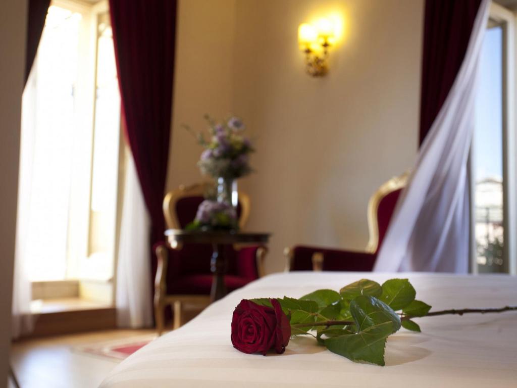 A bed or beds in a room at Giotto Hotel & Spa