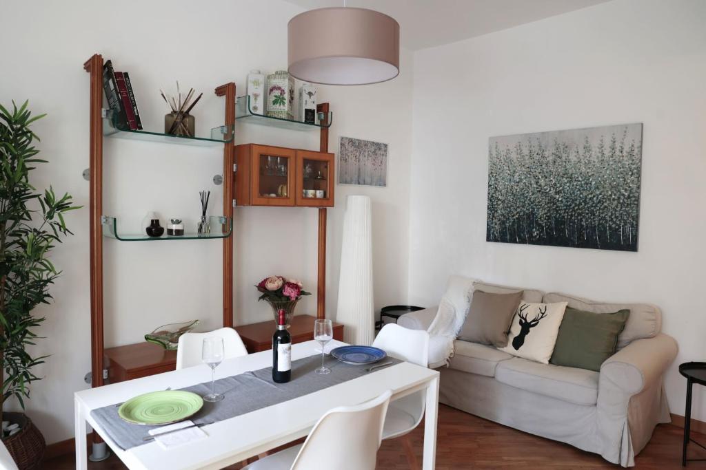 a living room with a white table and a couch at Luminoso e accogliente appartamento con giardino - Battistini in Rome