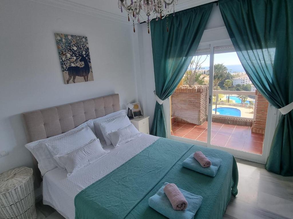 Postel nebo postele na pokoji v ubytování Sunny Coast Marbella Room habitación in shared apartment 2 swimming pools with private bath