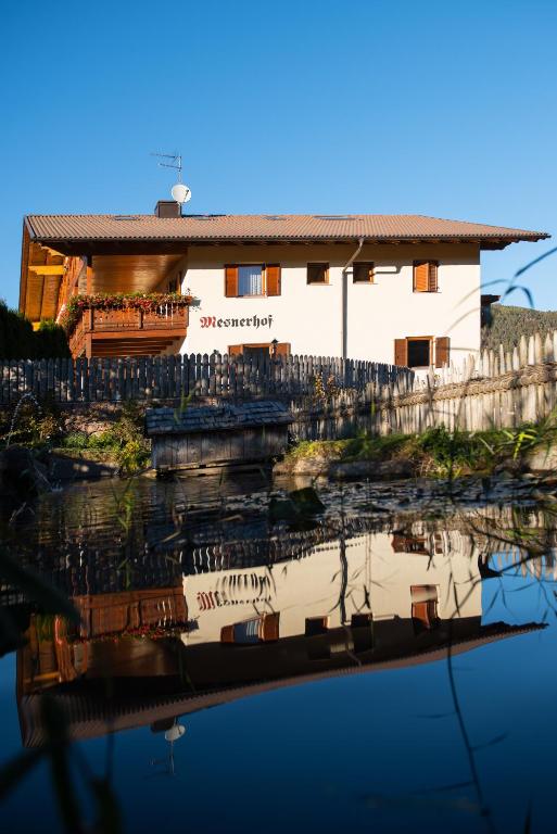 Výhled na řeku, která protéká v blízkosti farmy