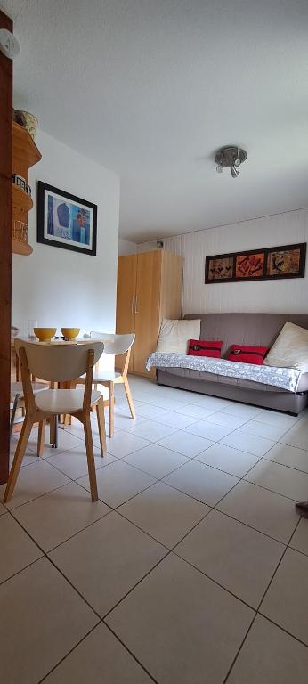 un salon avec un lit et une table et une tableasteryasteryasteryasteryastery dans l'établissement Bourg-St-Maurice/ Les Arcs - Appartement 5 Personnes, à Bourg-Saint-Maurice