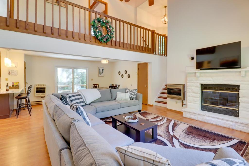 O zonă de relaxare la Tobyhanna Cabin with Deck, Fire Pit and Game Room!