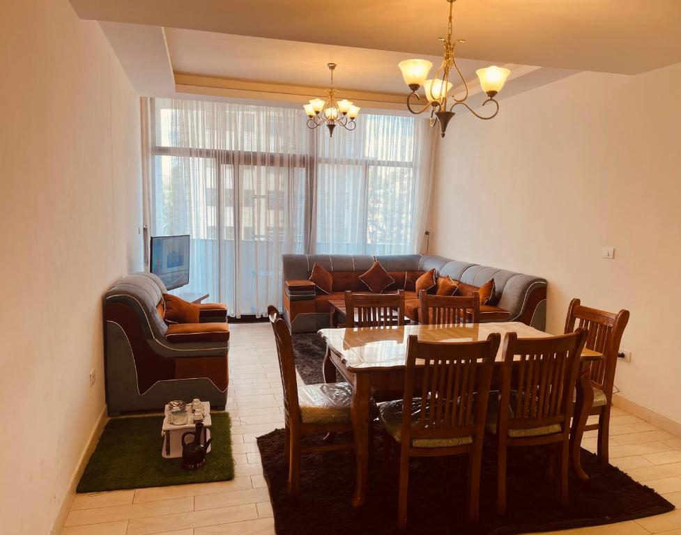 uma sala de estar com uma mesa e um sofá em Al Sam Apartment Mixico sq em Addis Ababa