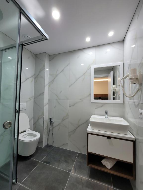 Koupelna v ubytování Prestige Hotel