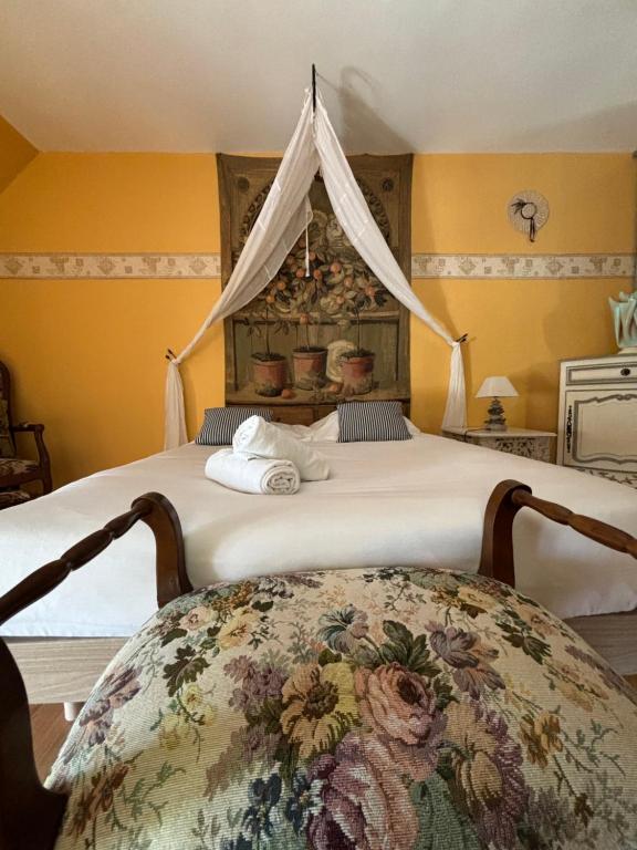 ein Schlafzimmer mit einem großen Bett mit Baldachin in der Unterkunft La Villa de la Chapinière in Châteauvieux