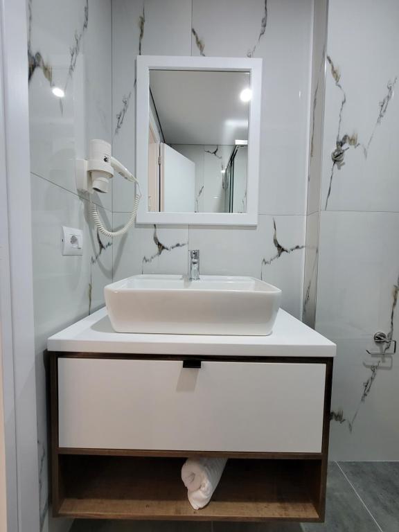 Koupelna v ubytování Prestige Hotel