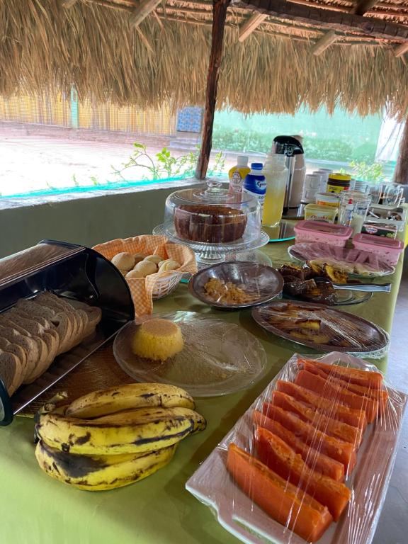 uma mesa com muitos tipos diferentes de alimentos sobre ele em Pousada Capim Dourado Jalapão São Felix TO em São Félix do Tocantins