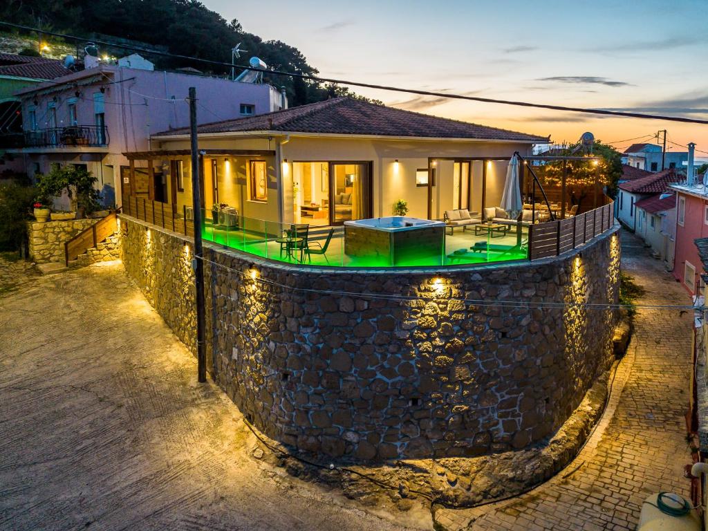 una casa con un muro di pietra in una strada di Villa Strada Castello a Città di Zante