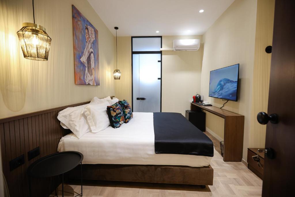 Postel nebo postele na pokoji v ubytování CLOUD 5 Blloku Rooms Tirana