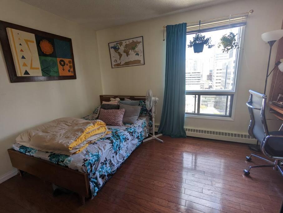 卡爾加里的住宿－Stylish Downtown Calgary Home，一间卧室设有一张床和一个窗口
