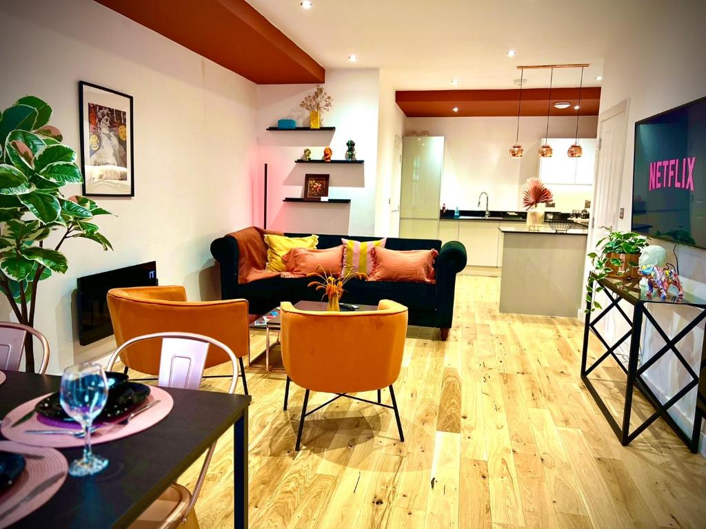 Dawn House - Wyndale Living -Bham JQ 3BR Townhouse في برمنغهام: غرفة معيشة مع أريكة وطاولة وكراسي
