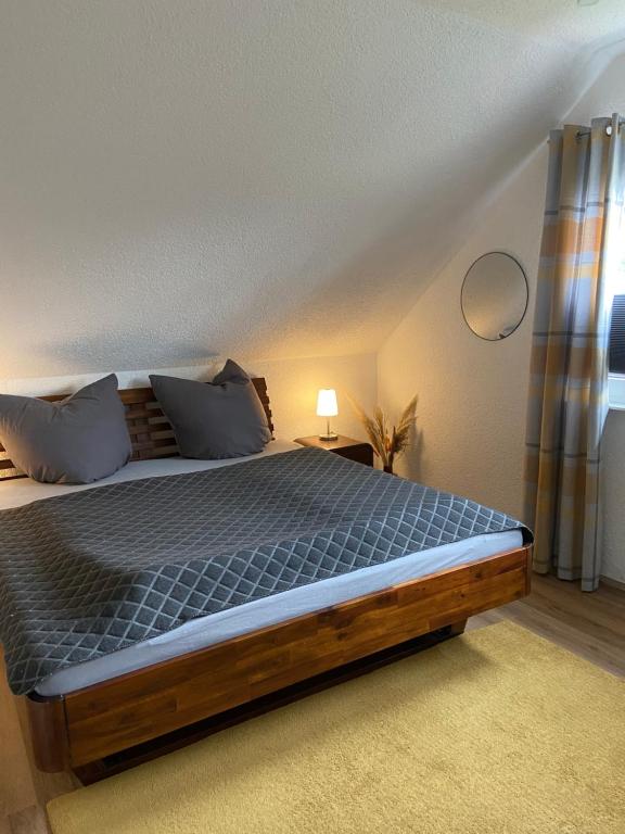 Postel nebo postele na pokoji v ubytování Ferienwohnung am Erbacher Mümlingufer