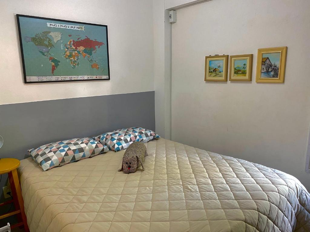 een hond op een bed in een slaapkamer bij Apartamento Floripa 16 - Próximo Ao Centro, UFSC, Aeroporto e Praias in Florianópolis
