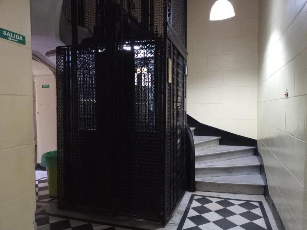 une porte ouverte dans un couloir avec un escalier dans l'établissement PLAZA SAN MARTIN, à Buenos Aires