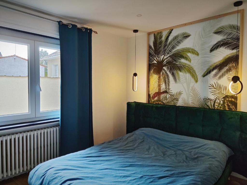 ein Schlafzimmer mit einem Bett und einem großen Fenster in der Unterkunft Villa au porte de montchat Lyon in Bron