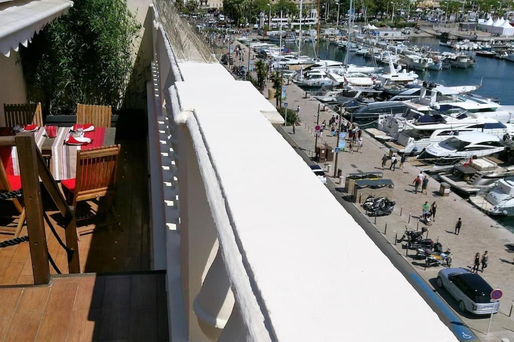 un balcon avec vue sur une marina avec des bateaux dans l'établissement See front Premium Location - Panoramic view -, à Cannes