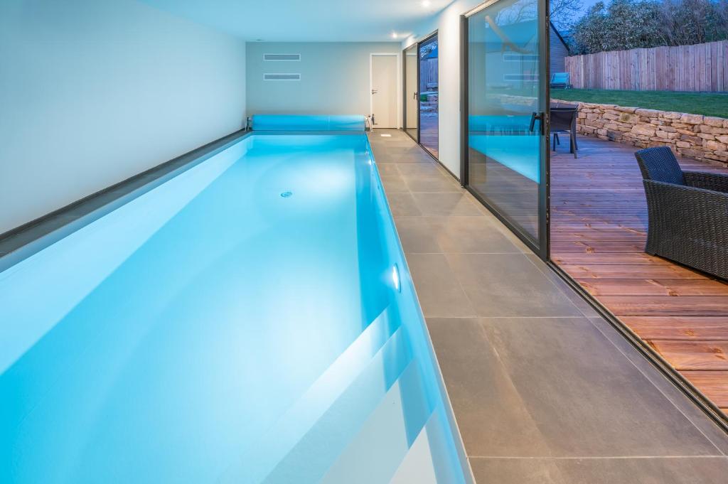 an infinity swimming pool in a house with a patio at NOUVEAUTE!!! Villa en bord de mer avec piscine intérieure! in Trégunc