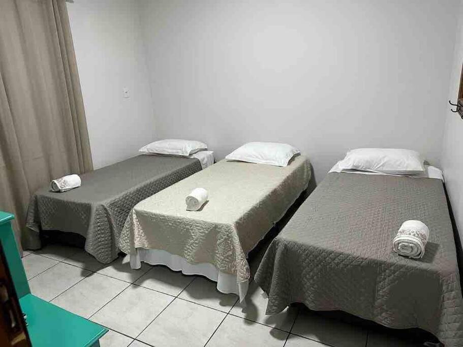 dwa łóżka siedzące w pokoju z w obiekcie Casa Recanto Aconchego 1 w mieście Sorriso
