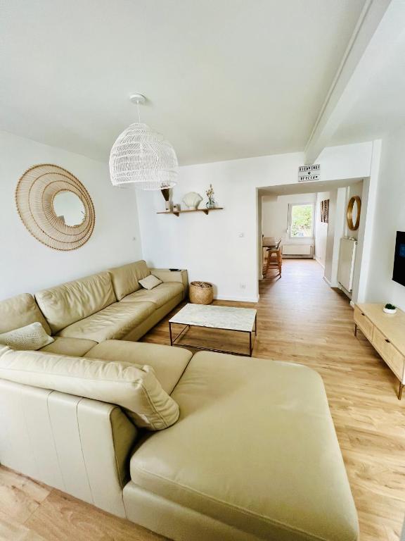 un salon avec un canapé et une table dans l'établissement Les Sables de Berck, à Berck-sur-Mer