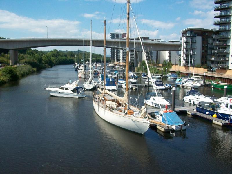 un gruppo di imbarcazioni è ormeggiato in un porto turistico di Cardiff/Pernath Home2 a Cardiff