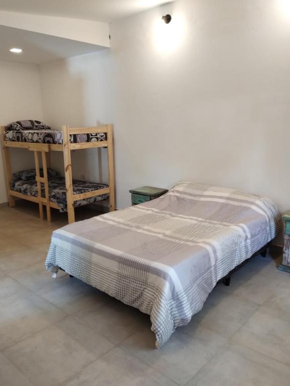 um quarto com uma cama e uma prateleira em Casa Nuestra Hostal em Salta