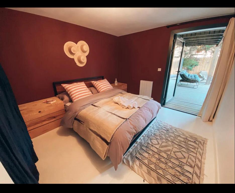 een slaapkamer met een groot bed en een raam bij Chambre dans villa avec piscine in Seignosse